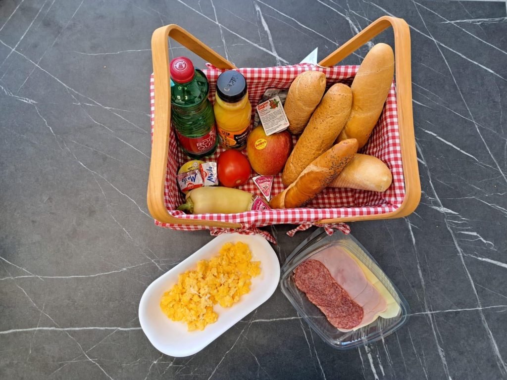 Košíkové raňajky