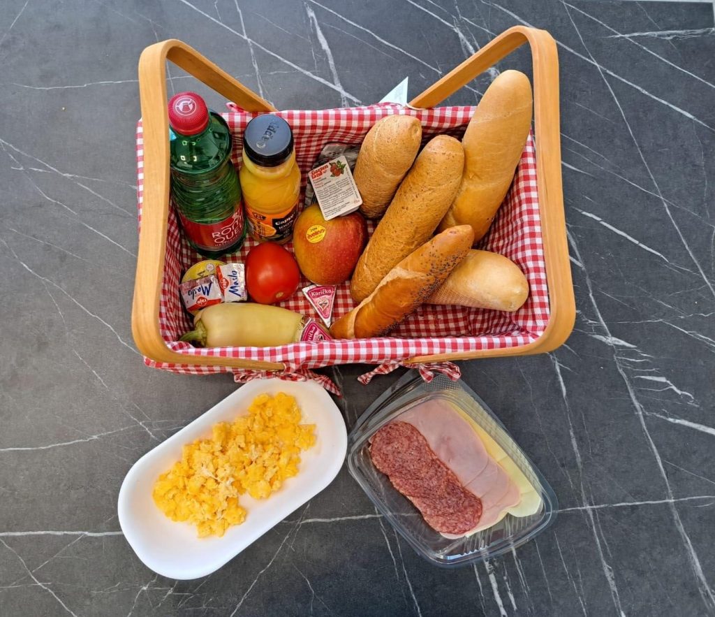 Košíkové raňajky